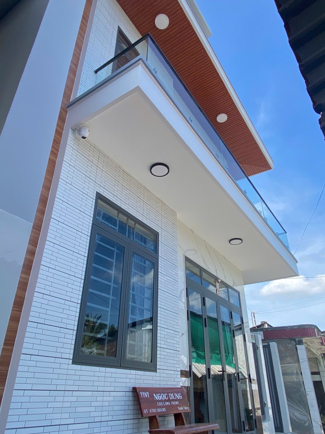G&oacute;c nh&igrave;n từ dưới l&ecirc;n của mặt tiền nh&agrave;