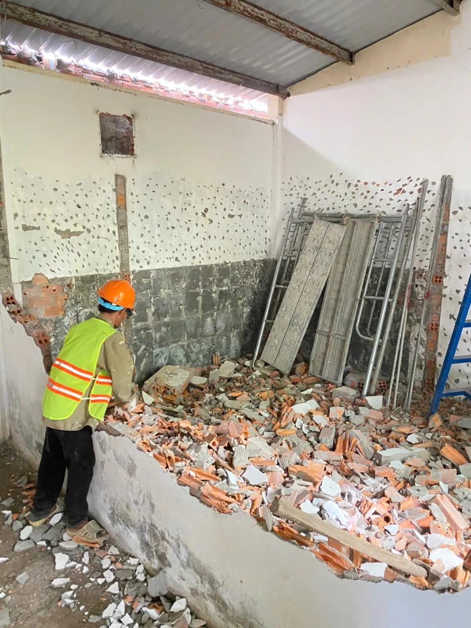 Th&aacute;o dỡ v&agrave; thu dọn hiện trường trong qu&aacute; tr&igrave;nh sửa chữa.